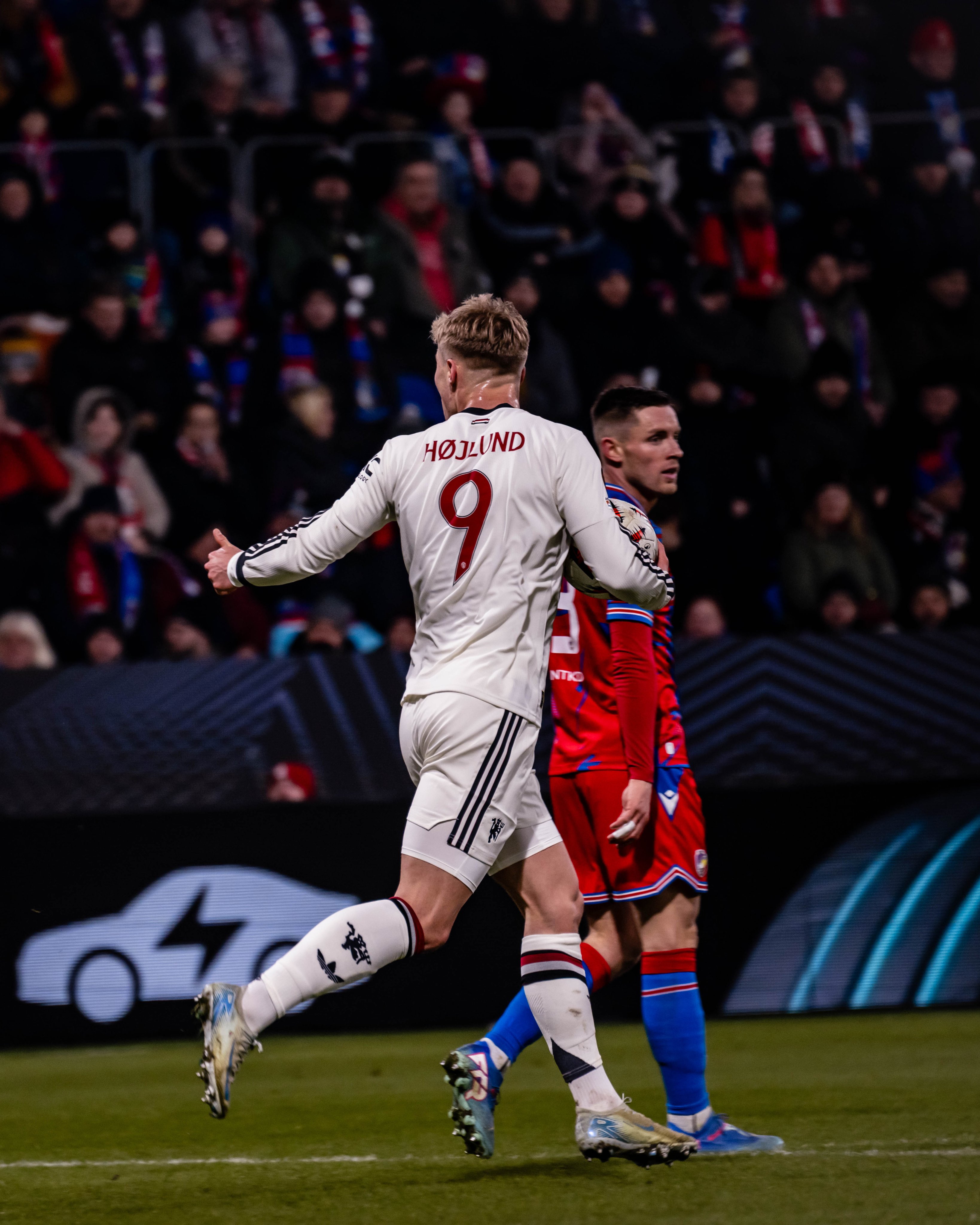 曼联训练开放日，今晨更衣室发声引欢呼，CBA常规赛在即，身体对抗强度拉满的简单介绍